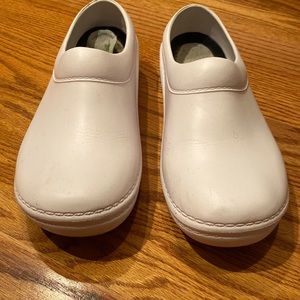 Landau white unisex nursing clogs. Size W 10, M 8